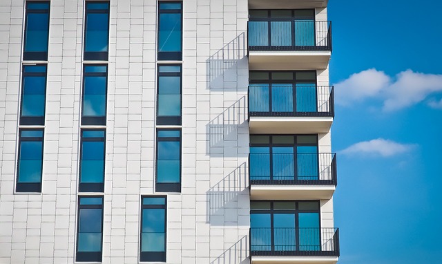 Skleněné zábradlí na balkon je současný hit